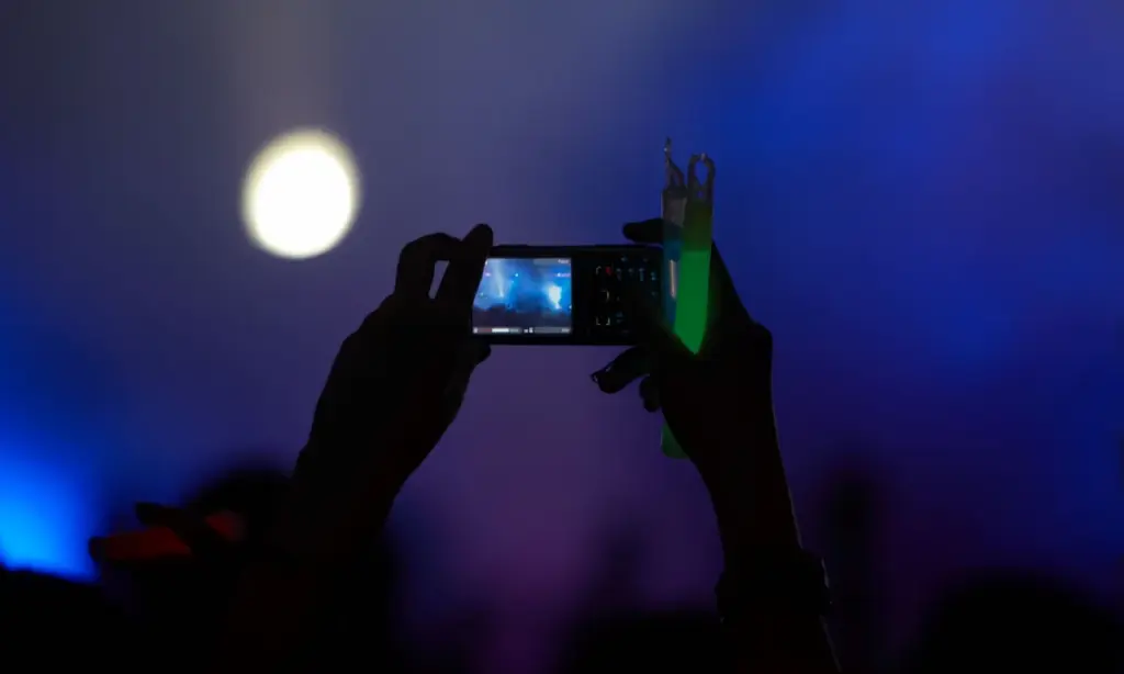 Nightclub stickers over smartphone rule divides the dancefloor