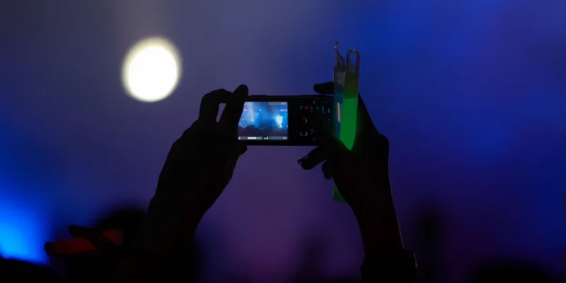 Nightclub stickers over smartphone rule divides the dancefloor