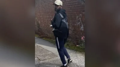 Nottinghamshire: Police seek man who 'upskirted' schoolgirl in Eastwood